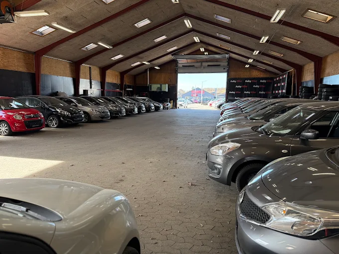 Wisperbird showroom — indendørs bilhal i Åbyhøj
